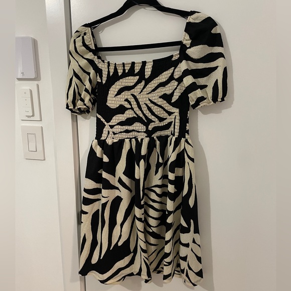 H&M puffed sleeve dress - Picture 2 of 3